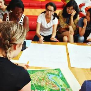 新澳门葡京博彩软件的学生们聚集在一张校园地图周围